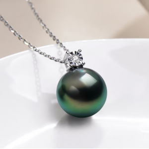 Princess-style 18K Gold Diamond Black Pearl Pendant Necklace